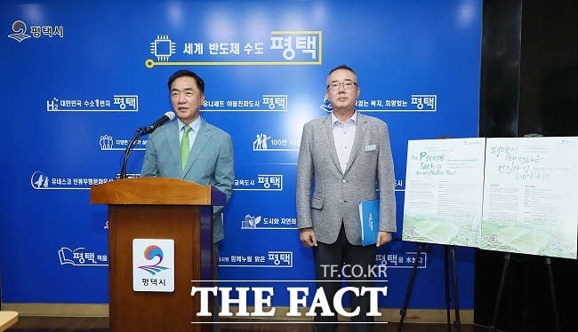 정장선 평택시장(왼쪽)이 신청사 건립을 위한 국제설계공모 실시 계획을 발표하고 있다. /평택시