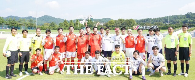 이완섭 서산시장과 연예인 축구단 일레븐FC 최수종 단장(가운데)이 선수들과 기념촬영을 하고 있다. / 서산시.