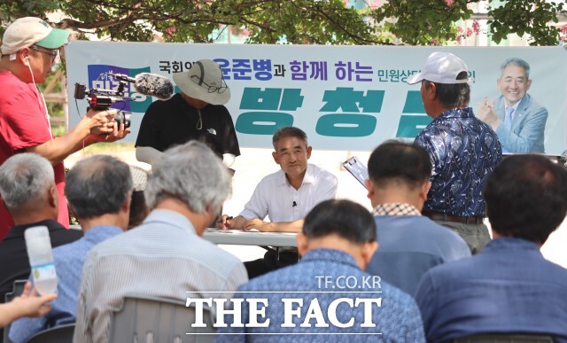 윤준병 의원은 “해결하는 정치로 신태인읍의 변화를 이끌 것”이라며 “오늘 논의한 내용은 면밀하게 검토한 후, 관계기관과 협의해 주민들의 불편을 해결하고, 신태인읍 변화를 위한 초석으로 만들겠다”고 약속했다. / 윤준병 의원실