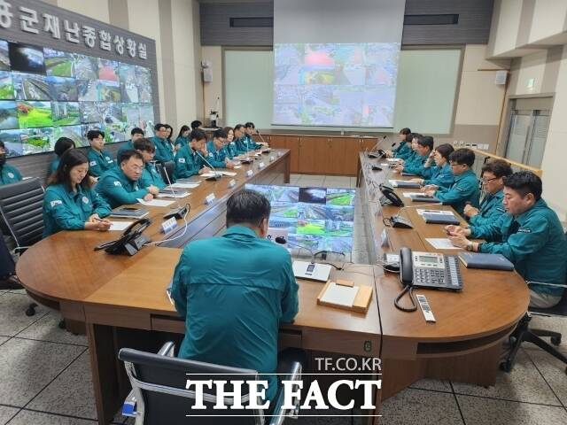 고흥군은 폭염 피해를 예방하기 위해 주말에도 재난안전대책본부를 가동하며 군민들이 안전하게 더위를 극복할 수 있도록 모든 행정력을 총동원해 대응에 나서고 있다./고흥군