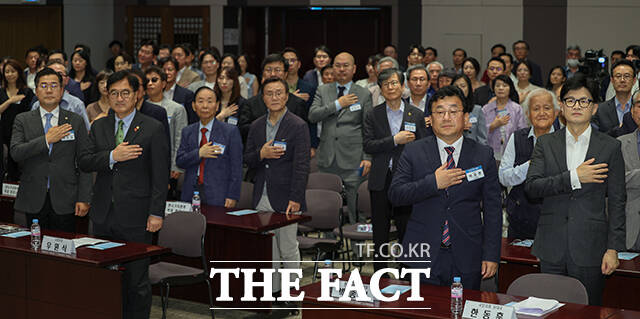 국기에 대한 경례하는 박찬대 더불어민주당 대표 직무대행 겸 원내대표와 우원식 국회의장, 박종현 한국기자협회장, 한동훈 국민의힘 대표(앞줄 왼쪽부터).