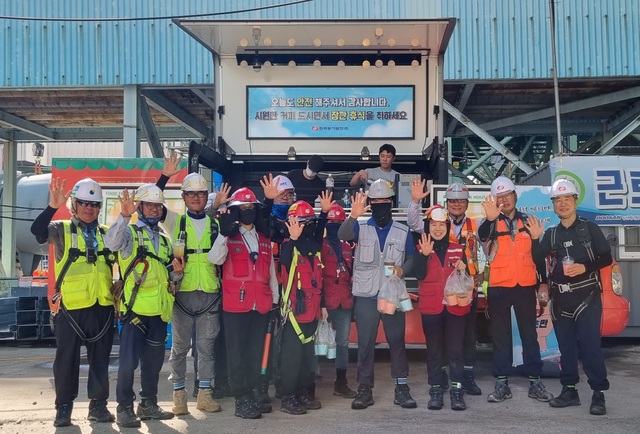 한국동서발전 당진 환경설비 개선공사 현장에서 관계자 및 근로자들이 무더위를 식히는 음료를 들고 기념촬영을 하고 있다. /한국동서발전