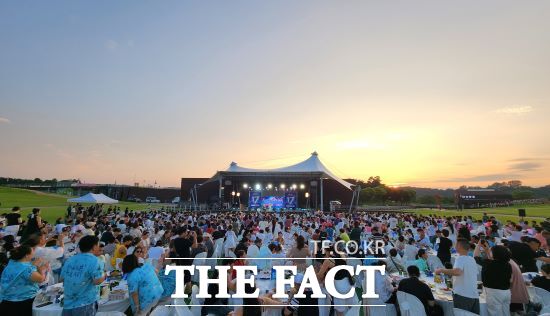 경기도와 경기관광공사는 한국관광공사와 공동으로 중국 기업 포상 단체 관광객 1030명을 유치했다고 13일 밝혔다.이들 관광객들은 지난 12일 임진각 평화누리공원을 방문해 주변 관광자원을 둘러보고, 치맥파티를 가졌다./경기도