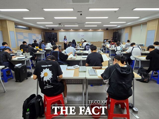 국립한밭대학교가 13일 교내 디자인관에서 제12회 전국 고교생 디자인 실기대회를 개최하고 있다. /한밭대