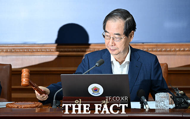 한덕수 국무총리가 13일 오전 서울 종로구 정부서울청사에서 열린 국무회의에 참석해 의사봉을 두드리고 있다. /임영무 기자