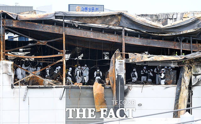 경기 화성시 일차전지 제조업체 아리셀 공장 화재 현장 감식이 실시된 6월 25일 오전 경찰과 소방 관계당국 관계자들이 현장 감식을 실시하고 있다. /더팩트DB