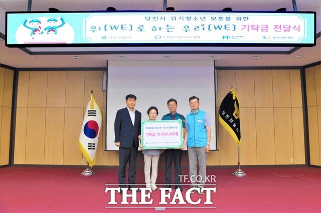 13일 현대제철 당진제철소 ‘위기 청소년 돌봄’ 후원금 1000만 원 전달 장면(사진 왼쪽부터 송하종 당진교육장, 양기림 당진시복지재단 이사장, 김영대 당진경찰서장, 최해진 현대제철 상무). /현대제철