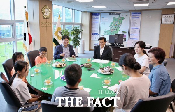 장수군의회 최한주 의장이 아이들과 만나 소통의 시간을 갖고 있다. /장수군의회