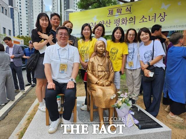 김복동평화공원 양산시민추진위원회가 14일 양산 평화의 소녀상 제막식을 열고 기념촬영을 하고 있다./양산=강보금 기자