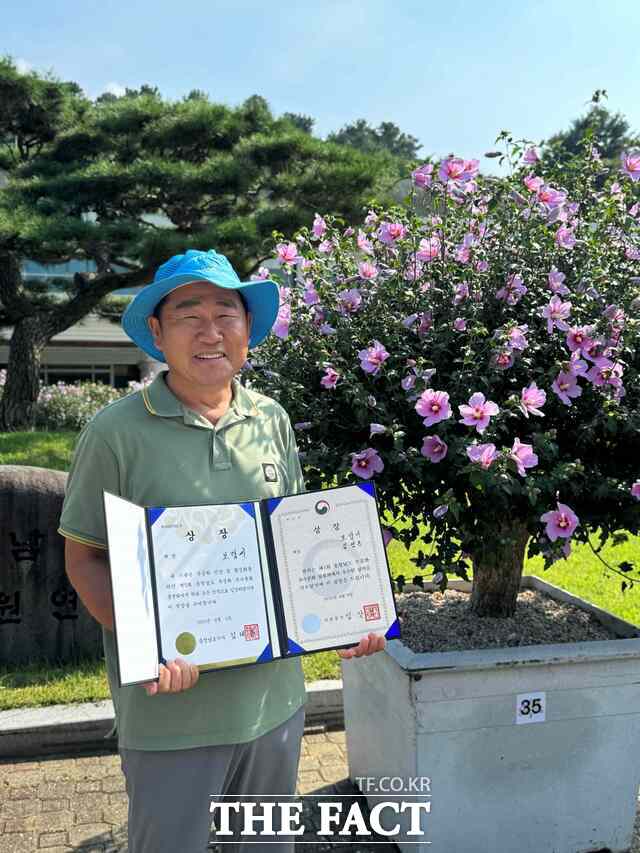 충남도 무궁화 우수분화 품평회에서 보령시가 대상을 거머쥐고 공원녹지과 김영돈 주무관이 산림청장상을 수상해 기념촬영을 하고 있다. / 보령시