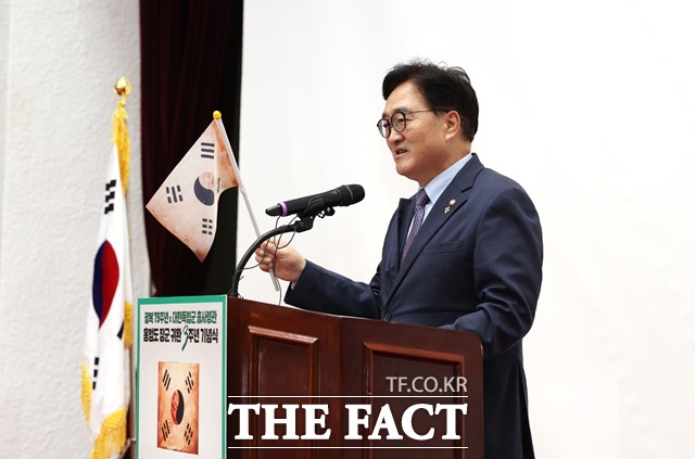 우원식 국회의장이 14일 오전 대전국립현충원에서 열린 광복 79주년 및 홍범도 장군 귀환 3주년 기념식에서 태극기를 들고 기념사를 하고 있다. /국회의장실 제공