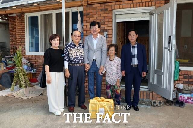 김성 장흥군수가 광복절을 맞아 지역 독립유공자 유족을 위로하고 위문품을 전달했다./장흥군