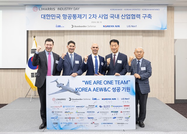 박정우 대한항공 항공우주사업본부장(오른쪽 두 번째), 국찬호 LIG 넥스원 C5ISR 사업본부장(오른쪽 첫 번째), 제이슨 W. 램버트 L3해리스 IRS 사장(왼쪽 첫 번째) 등이 13일 대한민국 공군의 공중 감시정찰 능력 강화를 위한 방안을 협의한 후 기념사진을 촬영하고 있다. /대한항공