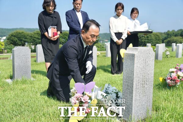 박상돈 천안시장이 14일 국립 망향의동산에서 ‘일본군 위안부 피해자 기림의 날 기념식’을 개최하고 고(故) 김학순·김복동 할머니 묘에 헌화하고 있다. /천안시