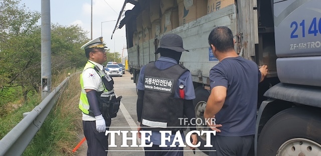 고속도로순찰대 제12지구대는 서해안고속도로 동군산 톨게이트에서 화물차 불법 개조 등 교통법규 위반 차량에 대한 합동 단속을 실시했다. /전북경찰청