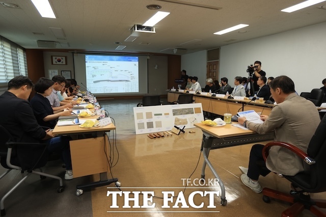 진안군은 14일 군청 상황실에서 전춘성 진안군수를 비롯한 관계 공무원, 용역사 관계자 등이 참석한 가운데 군립 자연휴양림 조성사업 기본계획 및 실시설계용역 최종보고회를 개최했다. /진안군