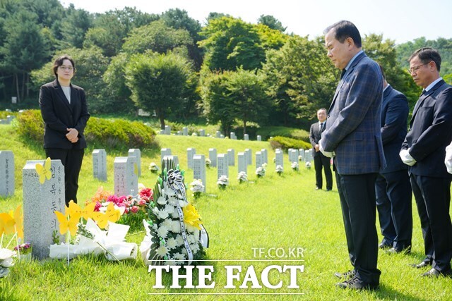 김지철 충남교육감이 14일 기림의 날을 맞아 김복동 할머니 묘소를 찾아 추모하고 있다. /충남교육청