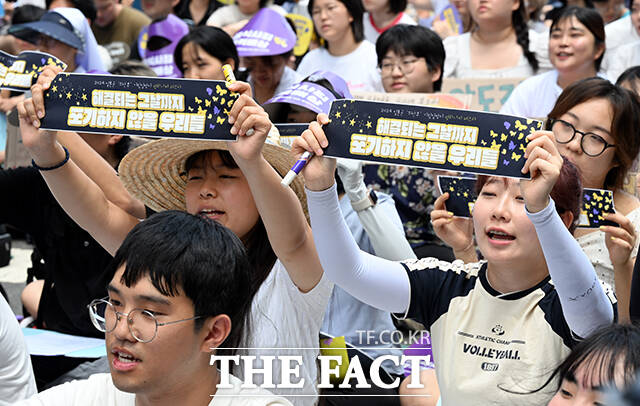 제12차 세계일본군위안부 기림일 맞이 세계연대집회와 1661차 일본군성노예제 문제 해결을 위한 정기 수요시위가 14일 종로구 일본대사관 앞 평화로에서 열린 가운데 학생들이 일본 정부의 사과를 요구하며 구호를 외치고 있다, /임영무 기자