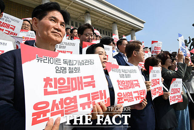 시민사회단체들이 오는 15일 광복절을 앞두고 친일 뉴라이트 논란에 휩싸인 김형석 신임 독립기념관장 임명 철회를 촉구했다. 사진은14일 오전 서울 여의도 국회 본관 앞 계단에서 국회-시민사회 1000인 선언 기자회견이 열린 모습 /남윤호 기자