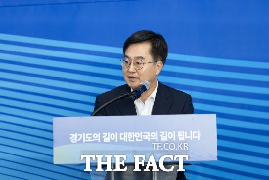 김동연 경기도지사는 14일 도담소(옛 경기도지사 공관)에서 민선8기 후반기 중점과제 발표 기자간담회를 갖고 경기도가 2026년 목표로 3개의 위성을 발사할 계획이라고 밝혔다./경기도