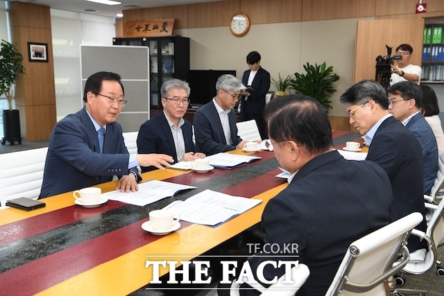 유희태 완주군수가 14일 우동기 지방시대위원장을 만나 완주‧전주 통합 문제와 관련해 군의회, 시민단체 등 지역 내 높은 반대 여론을 전달했다. /완주군