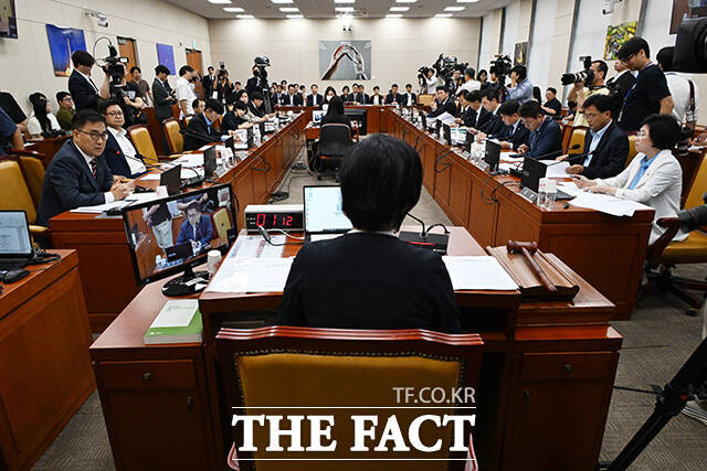 14일 국회 과학기술정보방송통신위원회가 불법적 방문진 이사 선임 등 방송장악 2차 청문회를 열었다. 최형두 국민의힘 의원이 지난 9일 오전 서울 여의도 국회에서 열린 과학기술정보방송통신위원회 전체회의 불법적 방송문화진흥회 이사 선임 등 방송장악 관련 1차 청문회에 참석해 의사진행 발언을 하고 있다. /배정한 기자