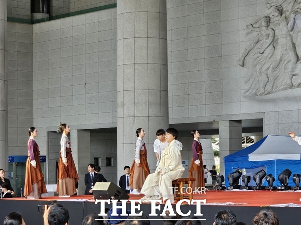 15일 오전 10시 천안시가 주최한 광복절 경축식에서 천안시립무용단이 주제 공연으로 기억 저 편의 아리랑을 연출하고 있다. /박월복 기자