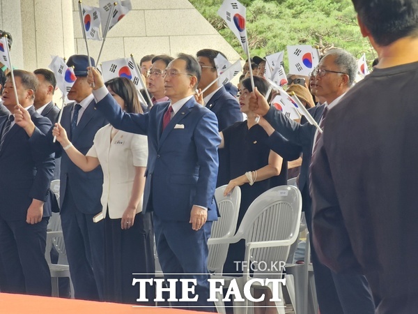 15일 오전 10시 천안시가 주최한 광복절 경축식에서 박상돈 천안시장이 독립기념관 겨례의 집 앞에서 태극기를 흔들며 경축식에 참석하고 있다. /박월복 기자