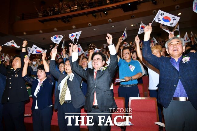 15일 제79주년 광복절 경축 행사 참석자들이 만세삼창을 하는 모습./김포시