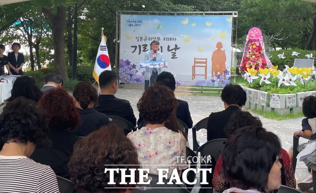 14일 오후 광명동굴 입구 평화의소녀상 앞에서 개최된 2024년 일본군위안부 피해자 기림의 날 기념식 모습/광명시