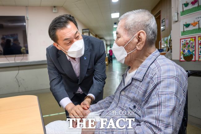 이재준 수원시장이 광복절을 하루 앞둔 14일 보훈원을 위문 방문해 오성규 애국지사(101세)의 손을 잡고 이야기를 나누고 있다./수원시