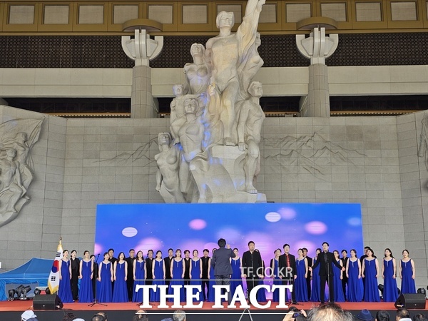 15일 오전 10시 천안시가 주최한 광복절 경축식에서 천안시립합창단이 식전 축하공연으로 뮤지컬 레미제라블을 부르고 있다. /박월복 기자