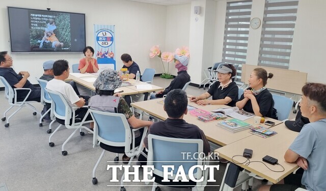 태안군가족센터에서 지난 7일 진행된 ‘나 혼자 잘 산다’ 프로그램 모습. / 태안군