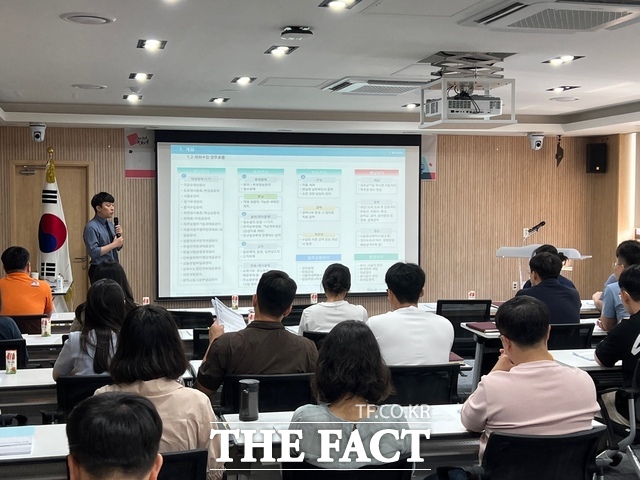 보령시가 세외수입 업무담당자들을 대상으로 원활한 업무처리를 위해 교육을 실시하고 있다. / 보령시