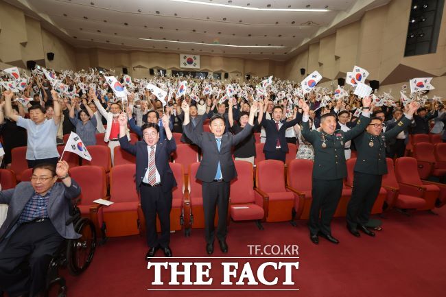 15일 부천시 광복절 경축식 참석자들이 만세삼창을 하고 있다./부천시