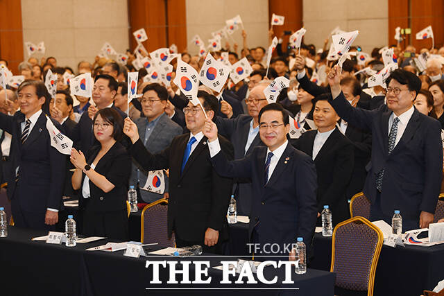 이종찬 광복회장과 김진 부회장, 박찬대 더불어민주당 당대표 직무대행, 조국혁신당 대표를 비롯한 참석자들이 15일 오전 서울 용산구 효창공원 내 백범김구기념관에서 열린 광복회 주최 광복절 기념식에서 태극기를 흔들고 있다. /장윤석 기자