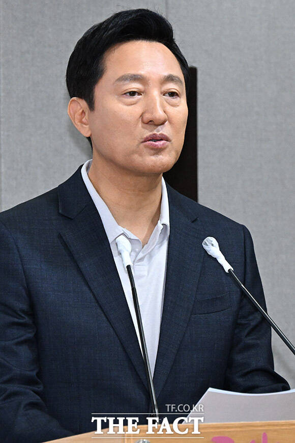 오세훈 서울시장이 부산을 방문해 박형준 부산시장과 특별대담을 갖는다. 오세훈 서울시장이 8월 9일 오전 서울 중구 서울특별시청에서 정부 주택공급 확대방안과 관련해 약식 브리핑을 하고 있다. /남윤호 기자