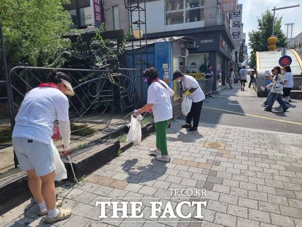 자원봉사자들이 대전 0시 축제 행사장 일원을 청소하고 있는 모습. / 대전시