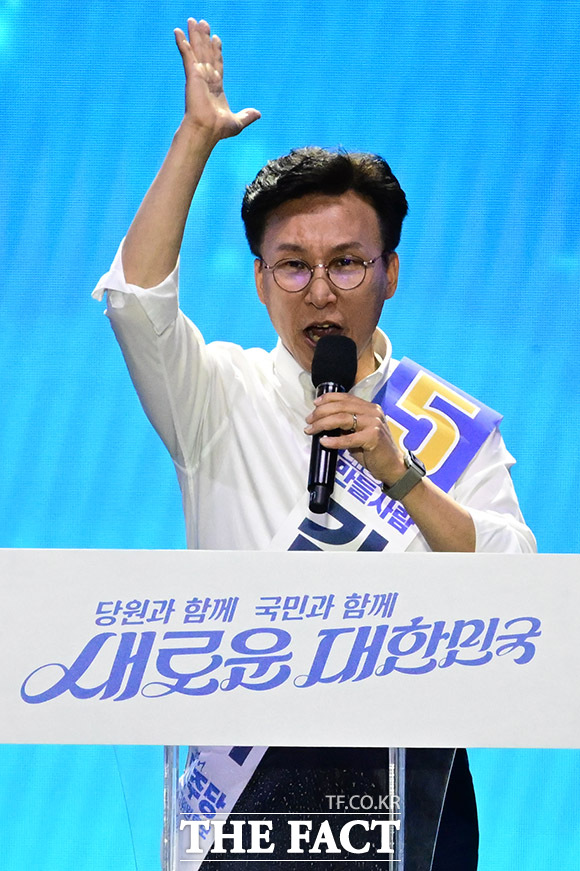 김민석 더불어민주당 최고위원 후보자가 18일 오후 서울 송파구 올림픽공원 KSPO 돔에서 열린 제1차 전국당원대회에서 정견발표를 하고 있다. /남윤호 기자