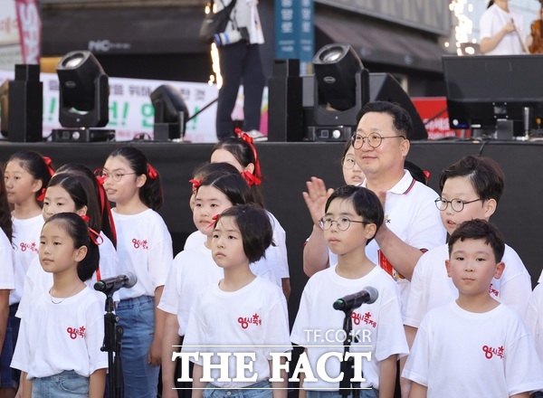 이장우 대전시장이 17일 열린 대전 0시 축제 폐막식에서 시민 대합창 공연에 직접 참여하고 있다. / 대전시