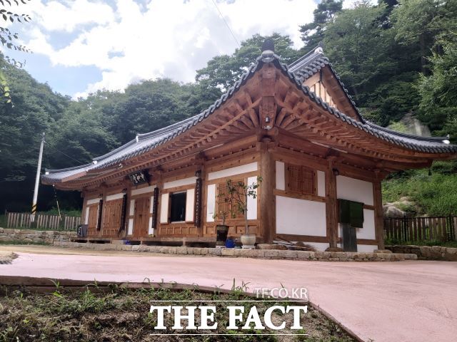 조계종 10교구 본사인 은해사 산중을 대표하는 조실 법타스님을 위한 단독 숙소가 운부암 내에 있다. 지난해 2월에 착공해 6개월 만에 완공한 이 요사체는 9억 원의 예산을 투입해 ‘청와대상춘재’를 연상케하는 외관과 유리창문을 사용한 현대식 한옥 형태로 만들어졌다. 은해사 관계자에 따르면 조실 법타스님이 한 달에 10일 정도 이곳에 머문다고 한다./최대억 기자