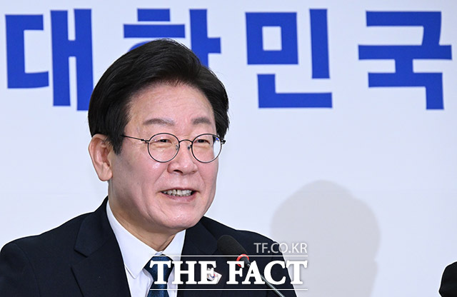 이재명 더불어민주당 신임 대표는 18일 한동훈 국민의힘 대표를 향해 가장 큰 쟁점인 해병대원 특검법에 대해 허심탄회한 논의가 필요하다고 강조했다. 이 대표가 19일 오전 서울 여의도 국회에서 열린 최고위원회의에서 모두발언을 하고 있다. /남윤호 기자