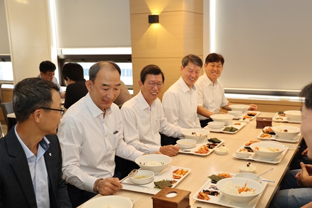 NH농협생명 윤해진 대표이사(가운데)가 19일 서대문구 본사 구내식당에서 임직원 아침밥 먹기 운동을 실시했다. /NH농협생명