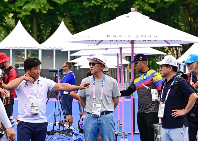 정의선 현대차그룹 회장이 지난 1일 파리 앵발리드에 있는 연습장을 찾아 양창훈(사진 왼쪽) 여자 양궁 대표팀 감독, 장영술(사진 오른쪽) 대한양궁협회 부회장과 대화를 나누고 있다. /대한양궁협회