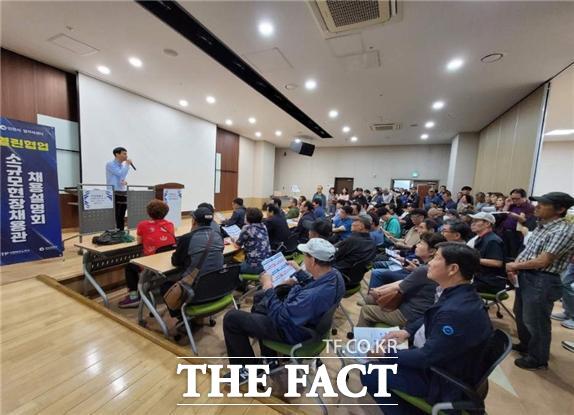 인천공항 관련 기업 전담인력 관계자가 기업 및 취업 대상자를에게 채용지원에 대해 설명하고 있다./인천시