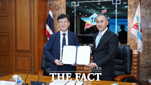 KAI CS센터 이상재 전무(왼쪽)와 태국 TAI 사장이 T-50 PBL MOU 체결 기념사진 촬영을 하고 있다./KAI