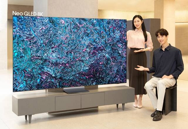 삼성전자 모델이 Neo QLED 8K를 소개하고 있다. 삼성전자는 올해 글로벌 TV 시장에서 점유율 1위를 차지했다. /삼성전자