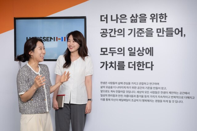 한샘 직원들이 서울 상암사옥 1층 로비에 마련된 한샘다움 부스에서 회사의 새로운 미션인 한샘다움 프로젝트에 대해 이야기를 나누고 있다. /한샘