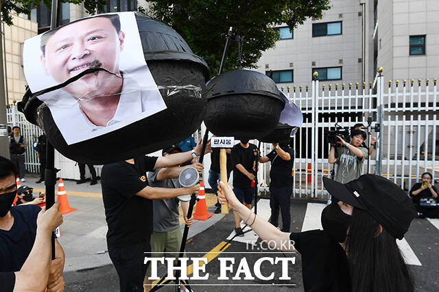 19일 경찰청에 따르면 경찰에 접수된 티몬·위메프 사태 관련 고소·고발 사건은 총 112건이다. 사진은 지난 18일 서울 종로구 금융위원회 앞에서 열린 티메프 사태 피해자들의 검은 우산 집회 /서예원 기자