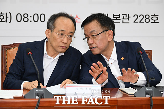 추경호 국민의힘 원내대표(왼쪽)와 최상목 경제부총리 겸 기획재정부 장관이 20일 오전 서울 여의도 국회에서 열린 2025년도 예산안 관련 당·정협의회에서 대화하고 있다. /국회=남윤호 기자